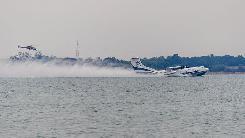 Chinese AG600, the world’s largest seaplane makes first water-based test flight